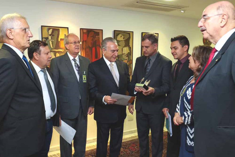 Comitiva entrega pedidos ao presidente Temer e convida para a Fenamilho